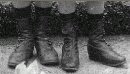 chaussures à lacets et à clous