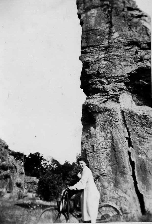 1936_0908_LaPierreBecherelle