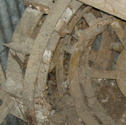roues métalliques motoculteur remisées