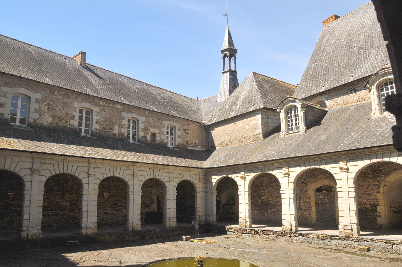 cloitre_de_l_ancien_couvent_de_la_Baumette