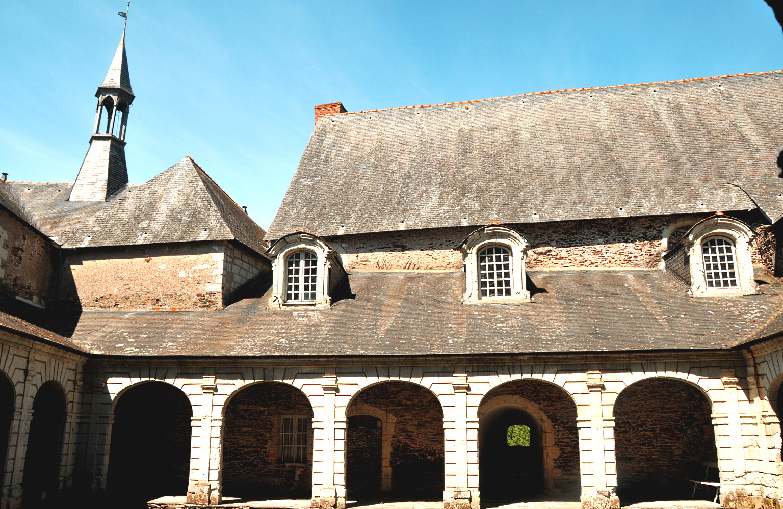 cloitre_de_l_ancien_couvent_de_la_Baumette