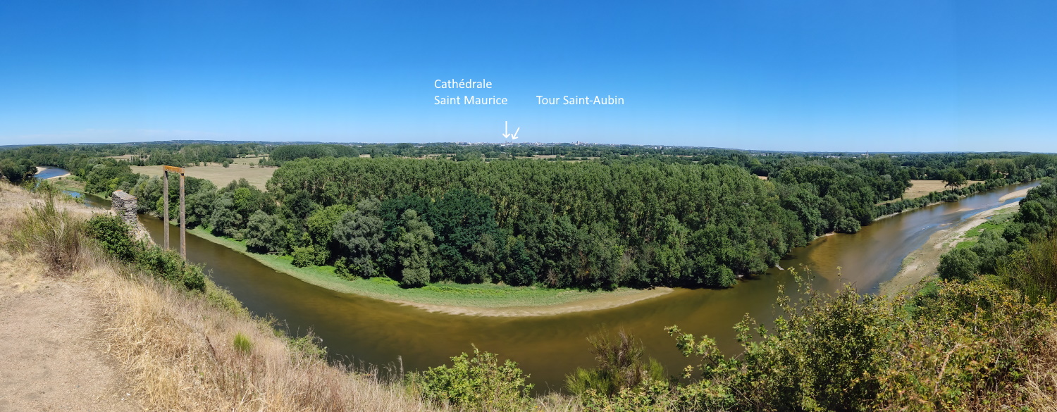 Pano_depuis_la_Roche_de_Murs